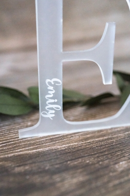 Buchstabe Milchglas Acryl / Tischkärtchen / Platzkarte / Namenkarte / personalisiert